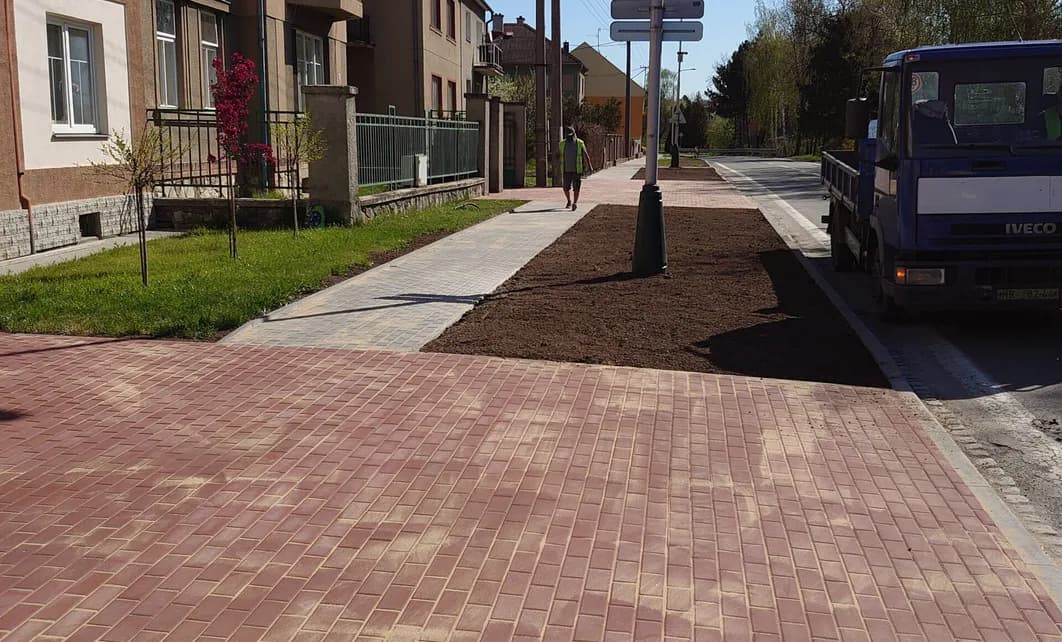 Dokončený chodník a veřejný prostor
